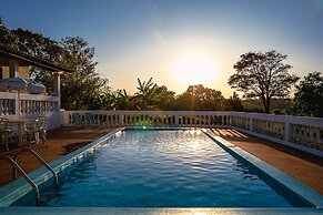 Sítio com piscina e lagoa particular