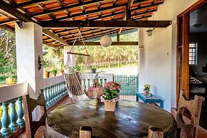 Sítio com piscina e lagoa particular