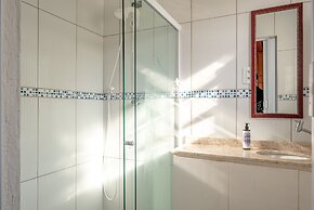 Sítio com piscina e lagoa particular