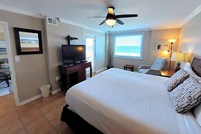 Castaways 2c 2 Bedroom Condo by RedAwning