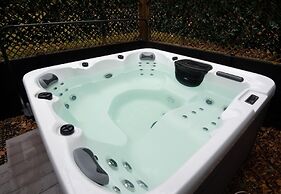 The North Wales Gathering - Hot Tub Sleeps Up To 16