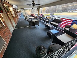 Gateway To The Breaks Motel