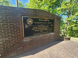 Gateway To The Breaks Motel