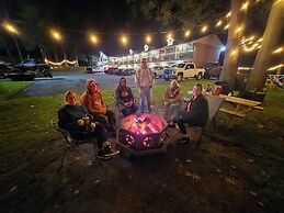 Gateway To The Breaks Motel