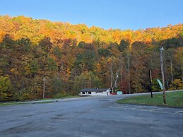 Gateway To The Breaks Motel