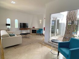 Charming 3-bed Villa With Pool in Olhos de Agua