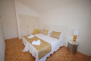 Charming 3-bed Villa With Pool in Olhos de Agua