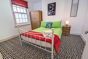 Stylish Super Central Modern Townhouse Retreat