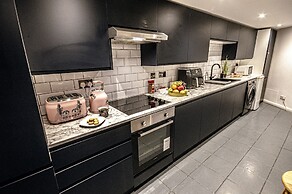 Stylish Super Central Modern Townhouse Retreat