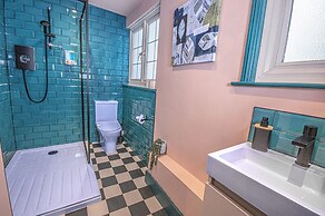 Stylish Super Central Modern Townhouse Retreat