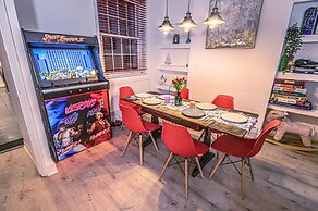 Stylish Super Central Modern Townhouse Retreat