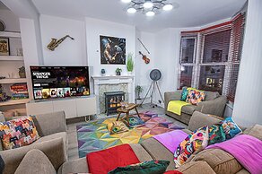 Stylish Super Central Modern Townhouse Retreat