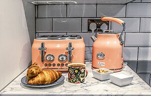 Stylish Super Central Modern Townhouse Retreat