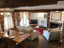 Beautiful Luxury Cottage on Lake Side, England