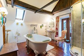 Beautiful Luxury Cottage on Lake Side, England