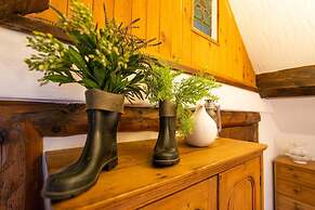 Beautiful Luxury Cottage on Lake Side, England