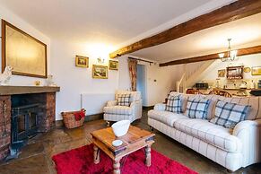 Beautiful Luxury Cottage on Lake Side, England