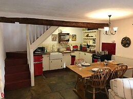 Beautiful Luxury Cottage on Lake Side, England