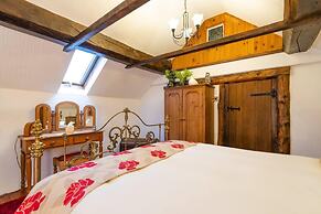 Beautiful Luxury Cottage on Lake Side, England