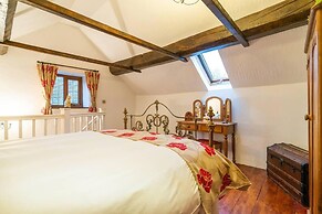 Beautiful Luxury Cottage on Lake Side, England