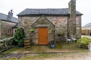Beautiful Luxury Cottage on Lake Side, England