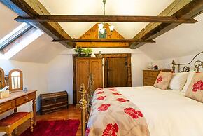 Beautiful Luxury Cottage on Lake Side, England