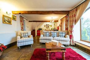 Beautiful Luxury Cottage on Lake Side, England