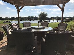 Beautiful Luxury Cottage on Lake Side, England