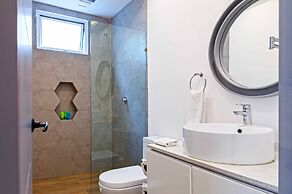 Luxury Apartments Pool & Jacuzzi