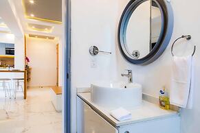 Luxury Apartments Pool & Jacuzzi