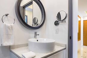 Luxury Apartments Pool & Jacuzzi