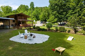 Carter Creek by Avantstay Secluded Yard w/ Creek + Suite