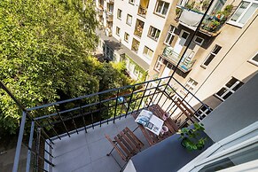 Cracow Solna Studio by Renters