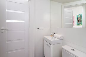 Cracow Solna Studio by Renters