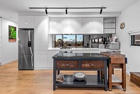 StayCentral - East Brunswick Penthouse with Study