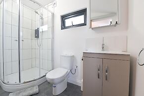 Cheerful 1BD Cottage With Parking Nr Guildford