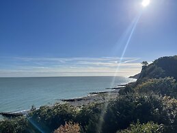 Spacious 2-bed Apartment With Free Parking