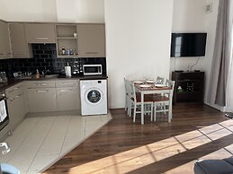 Spacious 2-bed Apartment With Free Parking