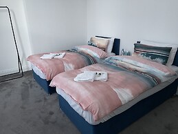 Spacious 2-bed Apartment With Free Parking