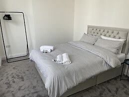 Spacious 2-bed Apartment With Free Parking