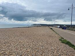 Spacious 2-bed Apartment With Free Parking