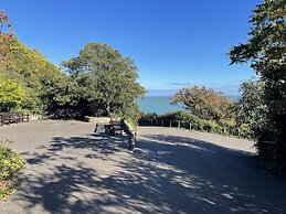 Spacious 2-bed Apartment With Free Parking