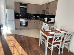 Spacious 2-bed Apartment With Free Parking