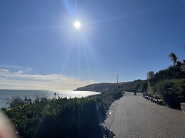 Spacious 2-bed Apartment With Free Parking