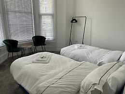 Spacious 2-bed Apartment With Free Parking