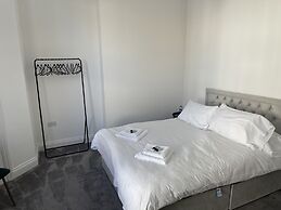 Spacious 2-bed Apartment With Free Parking