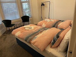 Spacious 2-bed Apartment With Free Parking