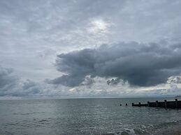 Spacious 2-bed Apartment With Free Parking