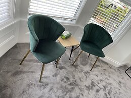 Spacious 2-bed Apartment With Free Parking