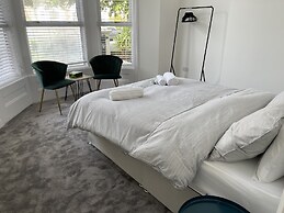 Spacious 2-bed Apartment With Free Parking